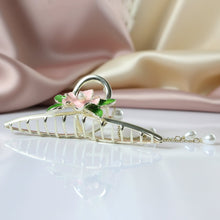 Elegant Floral Pearl Chain Hair Claw Clip (1 Pc) - justgrabit.in | Just Grab It