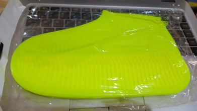 NON - SLIP SILICONE RAIN REUSABLE ANTI SKID WATERPROOF FORDABLE BOOT SHOE COVER (MEDIUM/ Mix Color) - Justgrabit Inc.