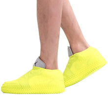 NON - SLIP SILICONE RAIN REUSABLE ANTI SKID WATERPROOF FORDABLE BOOT SHOE COVER (MEDIUM/ Mix Color) - Justgrabit Inc.