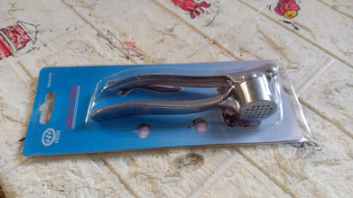 Crush Garlic with Ease: Lightweight Aluminum Garlic Press (1 Pc) - Justgrabit Inc.