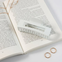 Large Stylish Plastic Hair Clip (1 Pc) - justgrabit.in | Just Grab It
